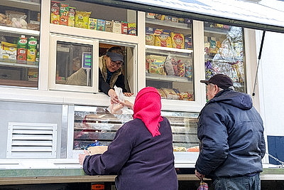 \"Продуктов вдоволь, заказы - в тетрадке\". Как автолавка делает жизнь на селе более комфортной