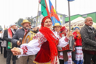 Памятник креветке, выставка караваев и подворий. В Белоозерске проходят \"Дажынкі-2025\"