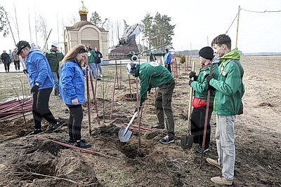 На мемориалах, местах боевой и воинской славы. Региональный субботник проходит в Гомельской области