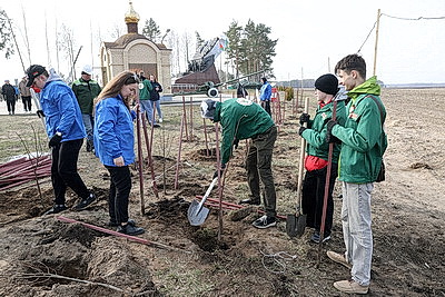 На мемориалах, местах боевой и воинской славы. Региональный субботник проходит в Гомельской области