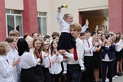 \"В три раза более долгожданно и волнительно\". В Минске в первый класс пошли тройняшки