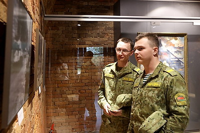 Выставку \"Время не властно над величием Подвига\" открыли в Брестской крепости к юбилею Победы