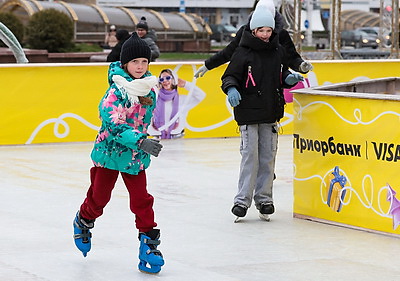 От ледового катка до подарков ручной работы. Чем удивляет рождественская ярмарка в Витебске