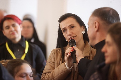 С букетом васильков в руках. Клаудио Гуджеротти возглавил литургию в брестском костеле Воздвижения Святого Креста