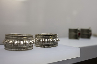 \"Элегантность серебра\". В Национальном художественном музее представили сокровища оманского двора