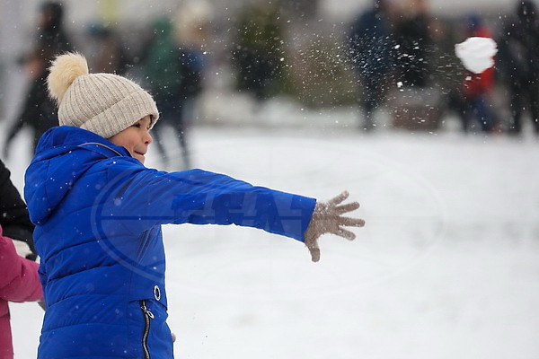 Первый снег. Детские забавы