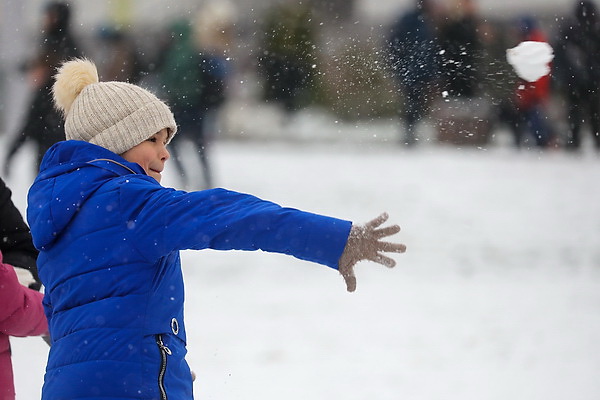 Первый снег. Детские забавы