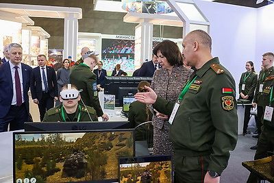 Делегаты ВНС из разных регионов страны посетили выставку \"Моя Беларусь\"