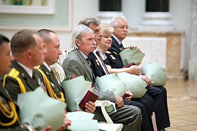 Лукашенко накануне Дня народного единства вручил госнаграды