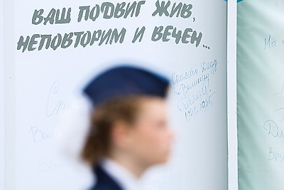 Память поколений. Участники \"Поезда Памяти\" возложили цветы к монументу Победы
