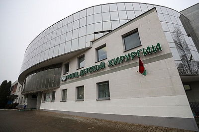 \"Мама, смотри!\" В окна к пациентам РНПЦ детской хирургии постучались Деды Морозы-альпинисты