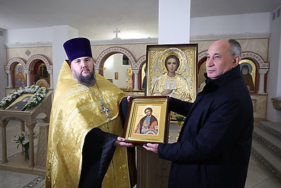 Делегация Нижегородской области передала в храм Гродно иконы и престол