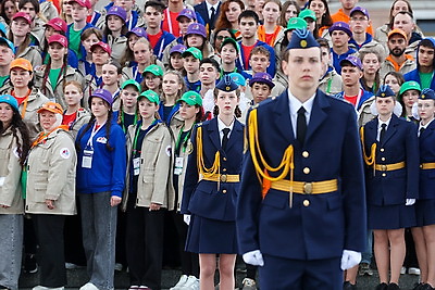 Память поколений. Участники \"Поезда Памяти\" возложили цветы к монументу Победы