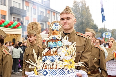 Памятник креветке, выставка караваев и подворий. В Белоозерске проходят \"Дажынкі-2025\"