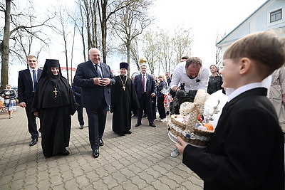 Лукашенко на Пасху посетил Свято-Покровский храм в Толочине