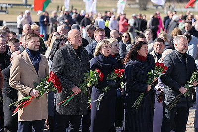 Колокола и людская скорбь. В день памяти Хатыни на мемориале возлагают цветы