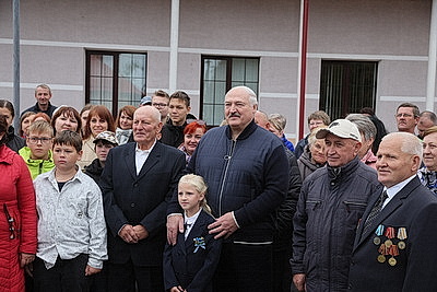Лукашенко совершил рабочую поездку в Шкловский район