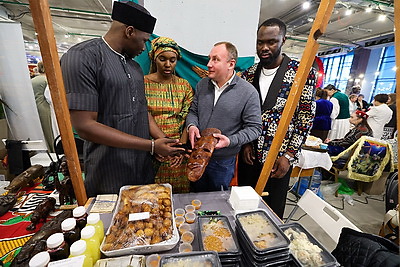 Добро, мир и рождественские подарки. Супруги послов провели предновогоднюю благотворительную ярмарку