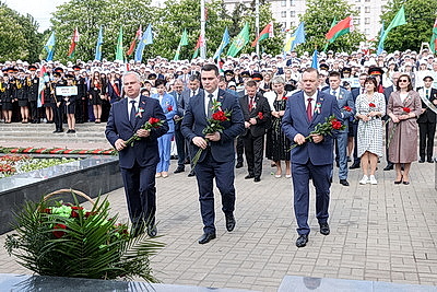 С благодарностью за мирное небо. Выпускники возложили цветы на Аллее Героев в Гомеле