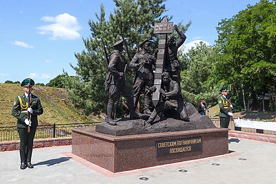 Памятник советским пограничникам открыли у стен Брестской крепости