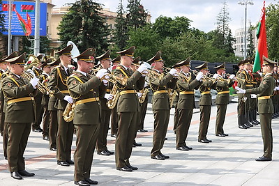 Парламентская делегация КНР возложила венок и цветы к монументу Победы в Минске