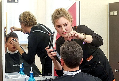 \"Золотые ножницы\" в деле. Более 20 парикмахеров сражаются за победу на конкурсе в Гомеле