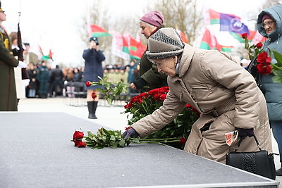 Камень и цветы. У монумента \"Врата памяти\" в Тростенце прошел митинг-реквием