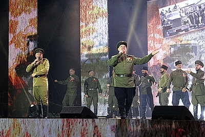 Акция \"Споем День Победы вместе!\" и фейерверк завершили празднование 9 Мая