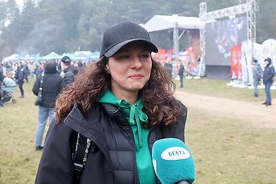 Невероятная атмосфера. Четвертый чемпионат по колке дров среди СМИ проходит в Минском районе