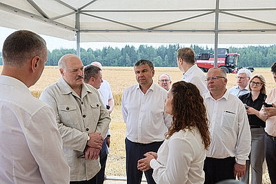 Лукашенко ознакомился с состоянием дел на агрокомбинате \"Заря\"