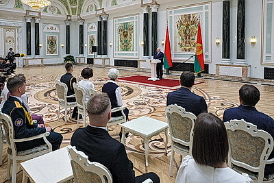 Лукашенко - выпускникам вузов: мир огромен, а Беларусь у нас одна