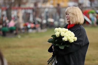 Последний аккорд. Памятник композитору Олегу Елисеенкову открыли на Восточном кладбище в Минске