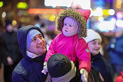 Новогодняя атмосфера и сказочные герои в ярких спектаклях: праздничные локации Минска