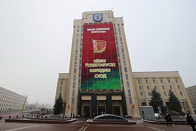 Прямой разговор о будущем: эксперты и депутаты разъясняют молодежи, как решения ВНС касаются каждого