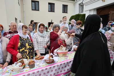 Накануне Пасхи белорусы освящают куличи в храмах и костелах