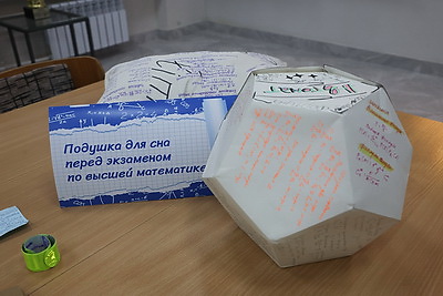 Стельки с таблицами, фейковая зачетка и... батон. В Могилеве открылась выставка студенческих шпаргалок