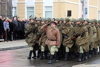 Памятник Рокоссовскому, парад военной техники. В Гомеле почтили память героев-освободителей