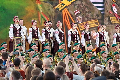 Гала-концерт \"Сильны в единстве, едины в песне\" собрал тысячи минчан у стелы \"Минск - город-герой\"