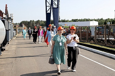 Участники медиафорума посетили предприятия в Гомельской области