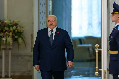 Лукашенко вручил государственные награды и погоны высшему офицерскому составу
