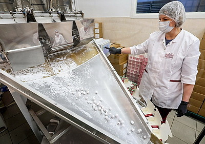 Единственное в Беларуси производство. Как в Глубоком изготавливают клюкву в сахарной пудре?