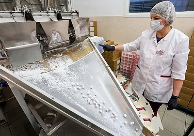 Единственное в Беларуси производство. Как в Глубоком изготавливают клюкву в сахарной пудре?