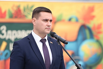 Железнодорожный класс и шикарная спортивная база. Новую школу открыли в Минске