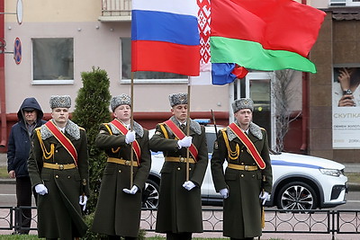 Созидание в единстве и мире. Представители Брянской области почтили память героев Победы в Гомеле