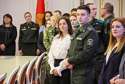 Представители органов погранслужбы посетили с экскурсией Дворец Независимости