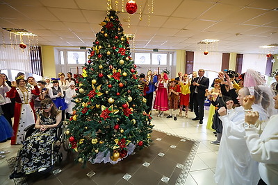 Детская площадка в подарок. Шулейко поздравил воспитанников пансионата \"Васильки\" в Щучинском районе