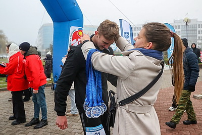 Нарядные, бодрые, счастливые. Более 300 человек вышли на старт Новогоднего забега в Бресте