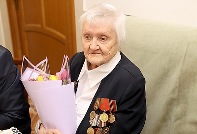 Сотая весна с верой и любовью в сердце. В Гомеле участница ВОВ принимала поздравления с 8 Марта