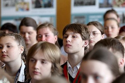 \"Суперпозиция. Параллельные миры\". Диалоговая площадка с учащимися педколледжа прошла на базе СШ №47 Минска