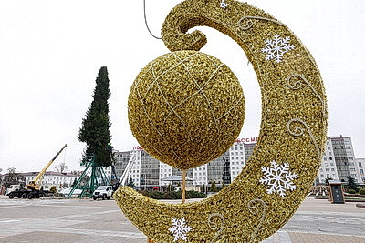 Пиксельные панно и три километра гирлянд. В Витебске идет монтаж главной новогодней елки